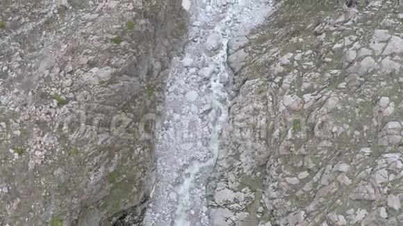 灰色岩石峡谷和山脉底部的气流倾斜拍摄视频的预览图