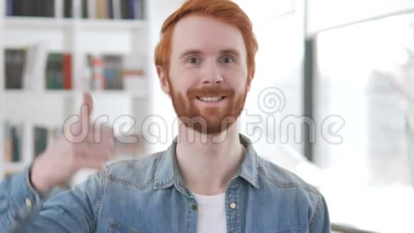 拇指向上的偶然红发男子视频的预览图