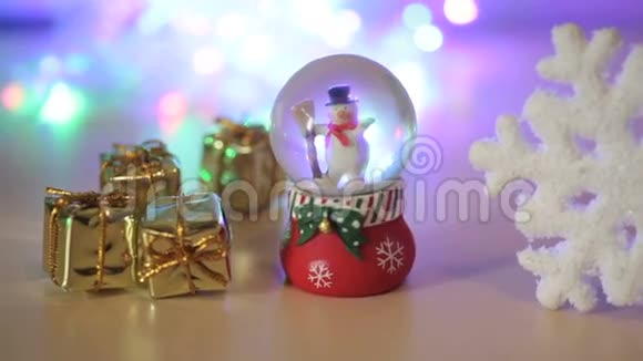 雪人和玩具礼物的浅色背景视频的预览图