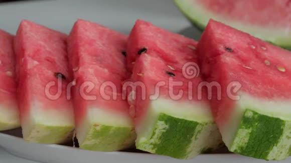 三棱形的熟西瓜片和红肉视频的预览图