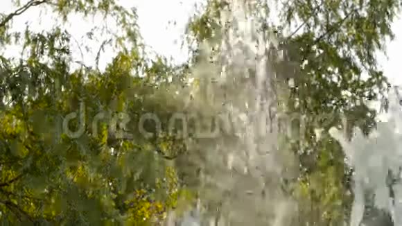 喷泉喷射慢动作视频的预览图