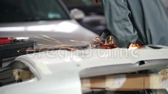 专业汽车服务工人用圆锯打磨金属后视视频的预览图