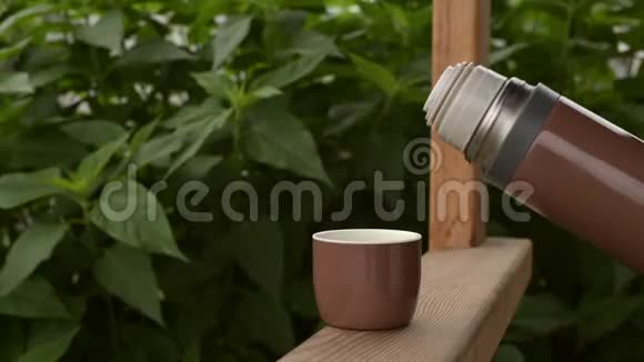室外有茶的棕色热水瓶视频的预览图