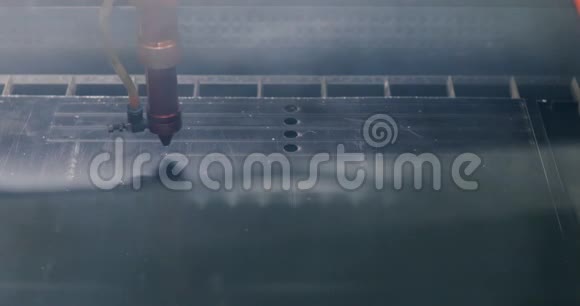用激光加工和切割形状重工业的现代工具工业机器人激光切割机视频的预览图