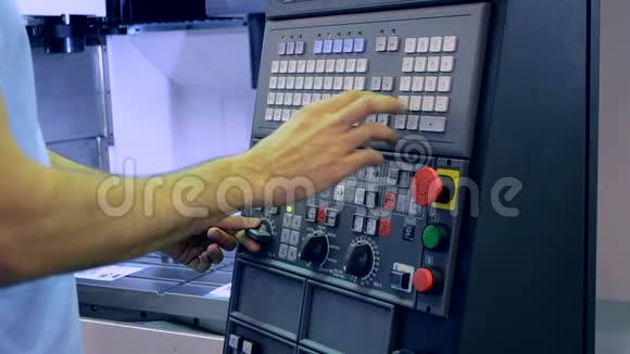 在控制面板上工作的人在工厂里用一台工业机器工作视频的预览图