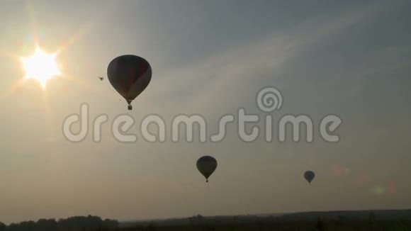 日落时天空中飞着几个气球视频的预览图