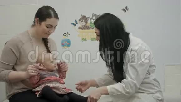 可爱的婴儿被儿科医生用玩具检查视频的预览图