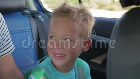 快乐的小孩子背包乘车旅行视频的预览图