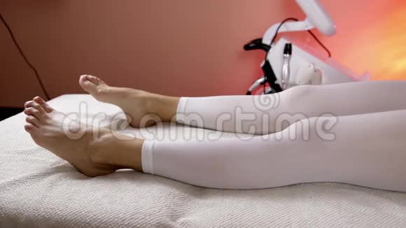 躺在床上接受液化石油气按摩治疗的妇女视频的预览图