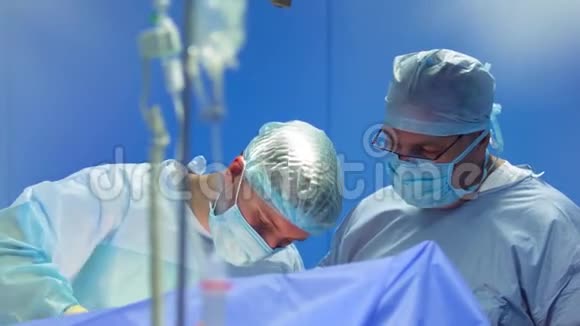 戴防护面罩和制服的外科医生使手术视频的预览图