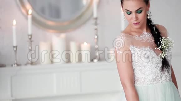 新娘穿着婚纱坐在椅子上那女孩正在为她的婚礼做准备视频的预览图
