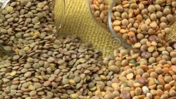 各种豆类的玻璃瓶豆子燕麦片豌豆和扁豆视频的预览图