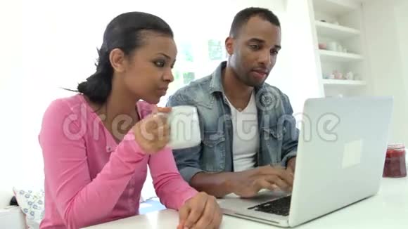 一对夫妇一起用手提电脑吃早餐视频的预览图