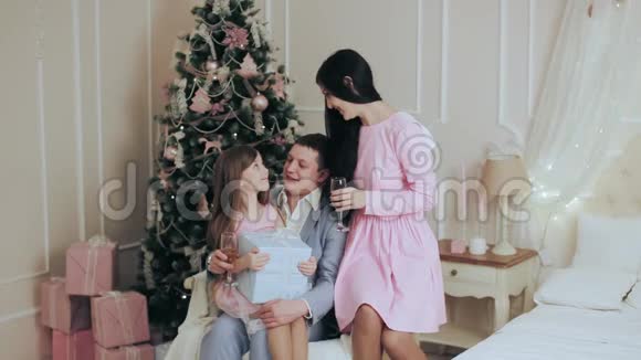 幸福的家庭在圣诞树上聊天视频的预览图
