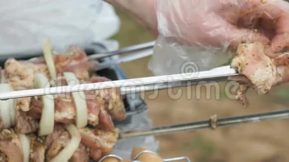 女人的手准备生肉做烤肉串视频的预览图