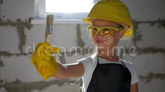 童年建筑建筑建筑和人的概念戴着黄色头盔的微笑小女孩视频的预览图
