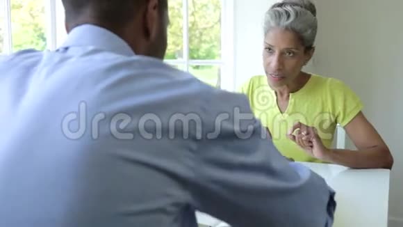 与金融顾问在家会面的成年黑人女性视频的预览图