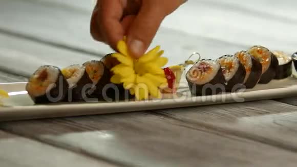寿司盘子里有黄色的花视频的预览图