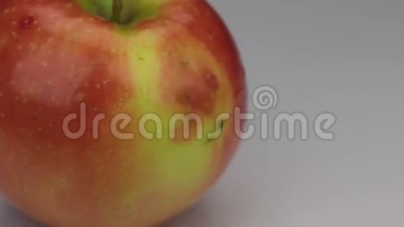 红色苹果的特写旋转白色背景视频的预览图