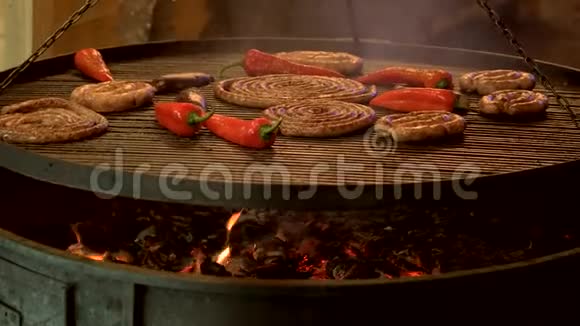 烤架上的食物煤视频的预览图