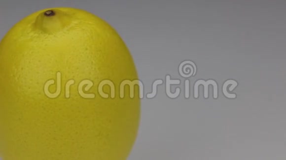 白色背景下柠檬的特写旋转视频的预览图