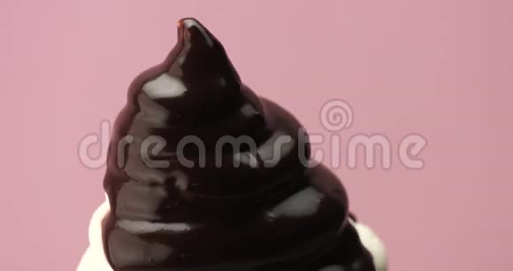 玉米加冰激凌和液体巧克力视频的预览图