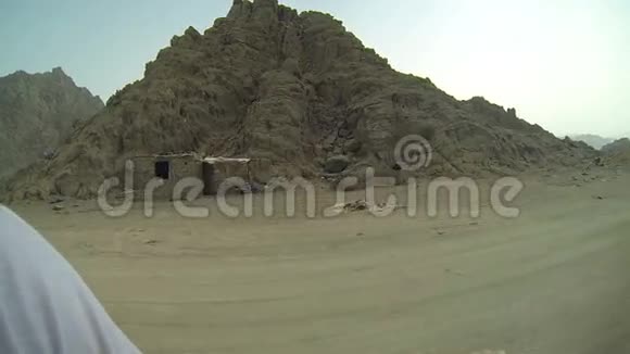 人们开车穿过埃及的风景视频的预览图