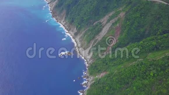 台湾的依兰海岸线台北市附近东北海岸的山滩地形鸟瞰图视频的预览图