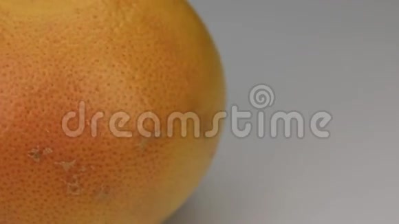葡萄柚的特写旋转白色背景视频的预览图