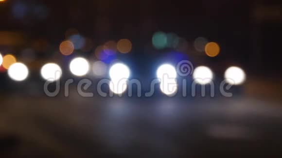 夜间城市灯光及交通背景失去焦点背景与模糊没有焦点的城市灯和驾驶汽车和视频的预览图