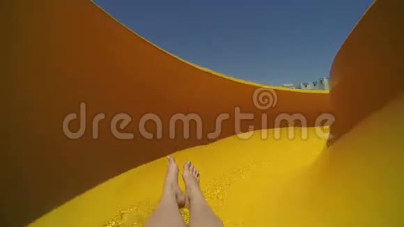 女人滑下滑水的私人视角视频的预览图