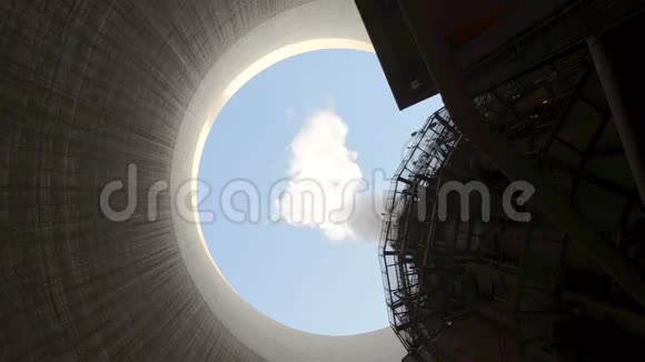 蒸汽从冷却塔上升视频的预览图
