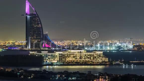 迪拜天际线与别墅NadBurjAl阿拉伯夜间时间推移视频的预览图