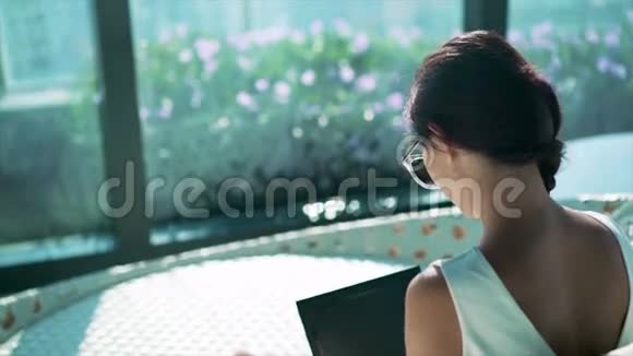 女商人用手提电脑打字后射视频的预览图