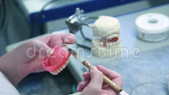 女牙科技师制作工艺丙烯酸全口义齿视频的预览图