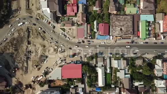 俄罗斯克拉斯诺达尔市中心的街道道路的空中无人机镜头无人机观修路环视频的预览图