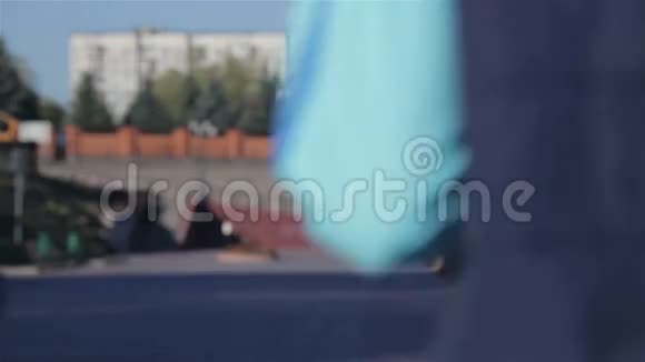 健康的跑步者在城市景观中奔跑视频的预览图