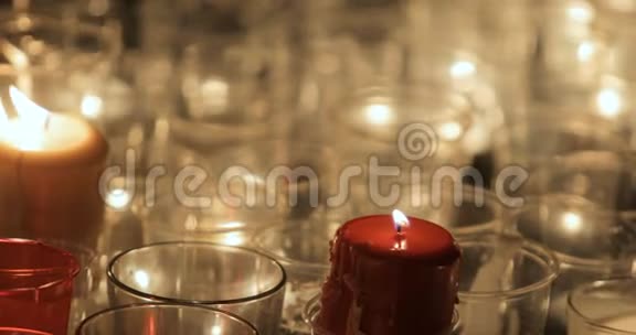 在教堂之夜的活动中低亮度的环境蜡烛照亮了真正的教堂视频的预览图