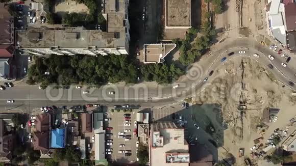 俄罗斯克拉斯诺达尔市中心的街道道路的空中无人机镜头无人机观修路环视频的预览图