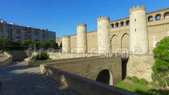 西班牙萨拉戈萨的Aljaferia墙和桥视频的预览图
