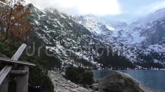 高山带湖的景色视频的预览图