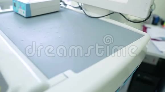 牙科医生配有触摸屏和模块微电机特写视频的预览图