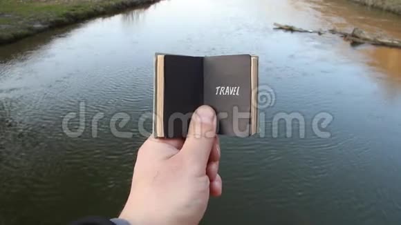 旅行创意旅行者拿着一本带文字的书视频的预览图