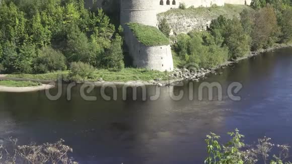 美丽的城市景观俄罗斯爱沙尼亚边境的中世纪旅游景点纳瓦河畔的科特迪瓦堡垒视频的预览图