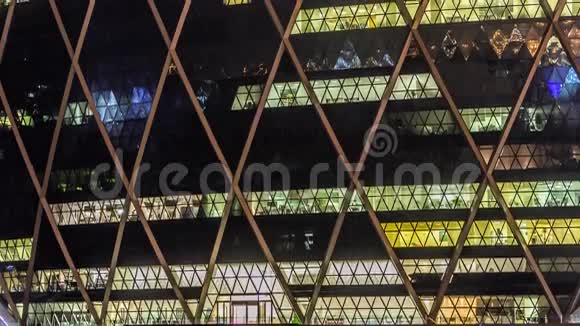 阿尔达尔总部大楼的窗户夜间延时是中东第一座类似的圆形建筑视频的预览图