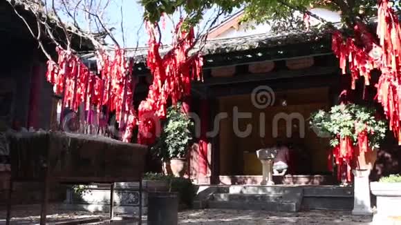 很多红丝带在寺庙里视频的预览图