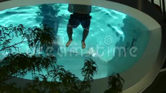 男性游泳豪华泳池视频的预览图