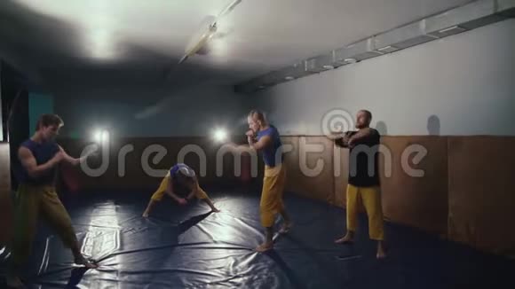 现代哥萨克健身免费在健身房打4K视频的预览图