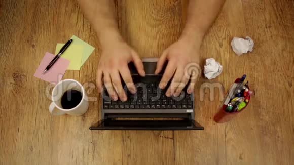 一个在家庭办公室工作的人正在用笔记本电脑打字俯视图视频的预览图