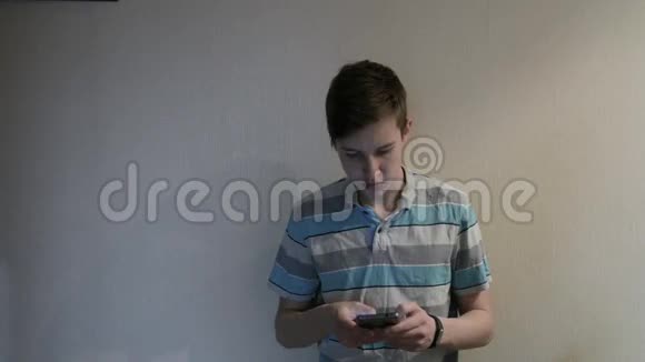 青少年在智能手机上使用应用程序短信视频的预览图